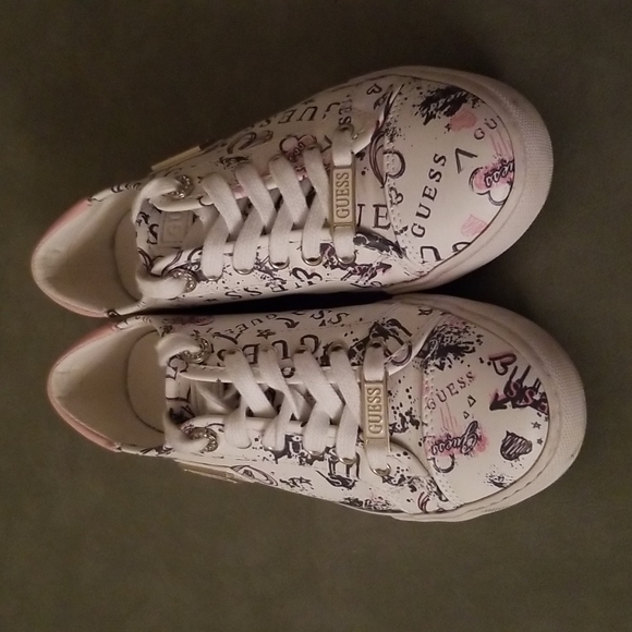 👟🍭GUESS MINERAL GRAFFITI SNEAKERS👟🍭 - Picture 1 of 5